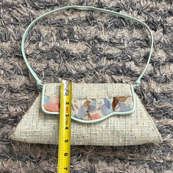 Chic Woven Shoulder Bag with Pastel Details - Picture 9 of 11